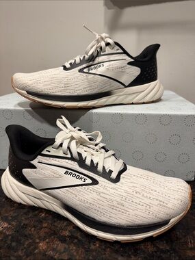 Brooks Men’s White and Black Athletic Running Shoes Size 8.5